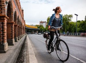 kobieta-na-rowerze-miejskim